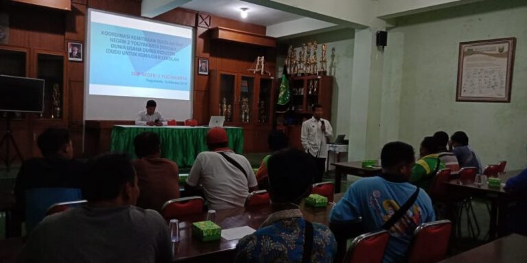 Foto arsip rapat pedagang kantin di ruang AVA tahun 2019.