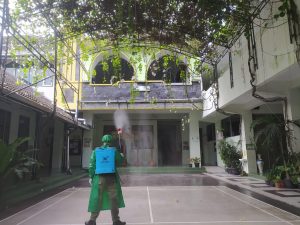 Foto arsip lapangan sekolah dengan garis lapangan dan ring basket.