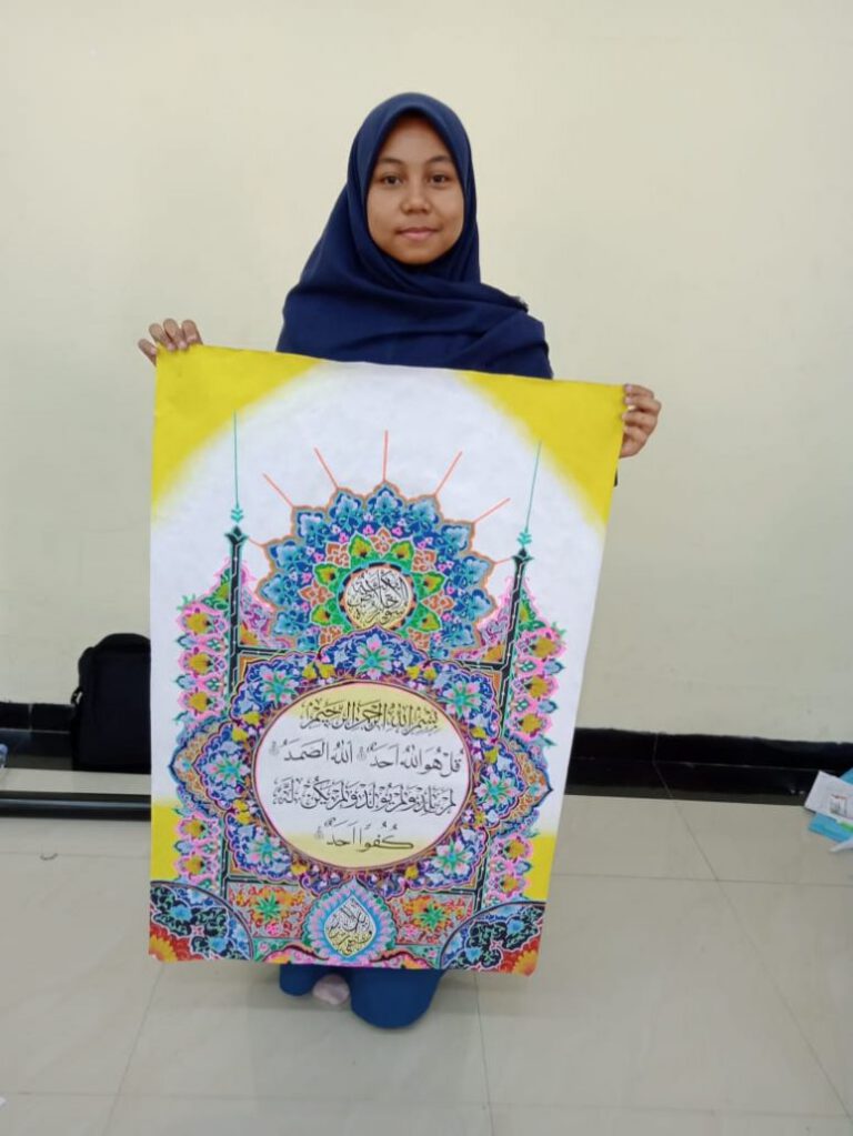 Foto peserta membawa karya kaligrafi dalam arsip Pentas PAI Nasional IX 2019.