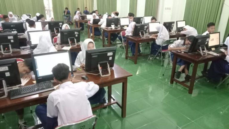 Foto arsip siswa mengikuti TPMBK III di laboratorium komputer tahun 2019.