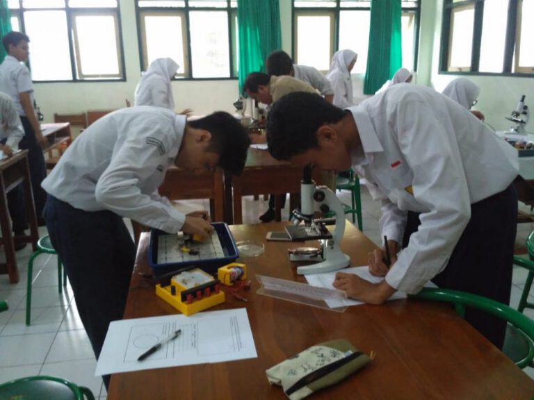 Foto arsip siswa melakukan ujian praktik IPA tahun 2019.