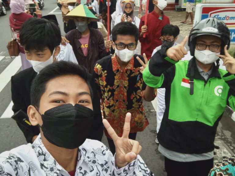 Foto siswa berkostum saat karnaval HUT Kota Yogyakarta ke-266.
