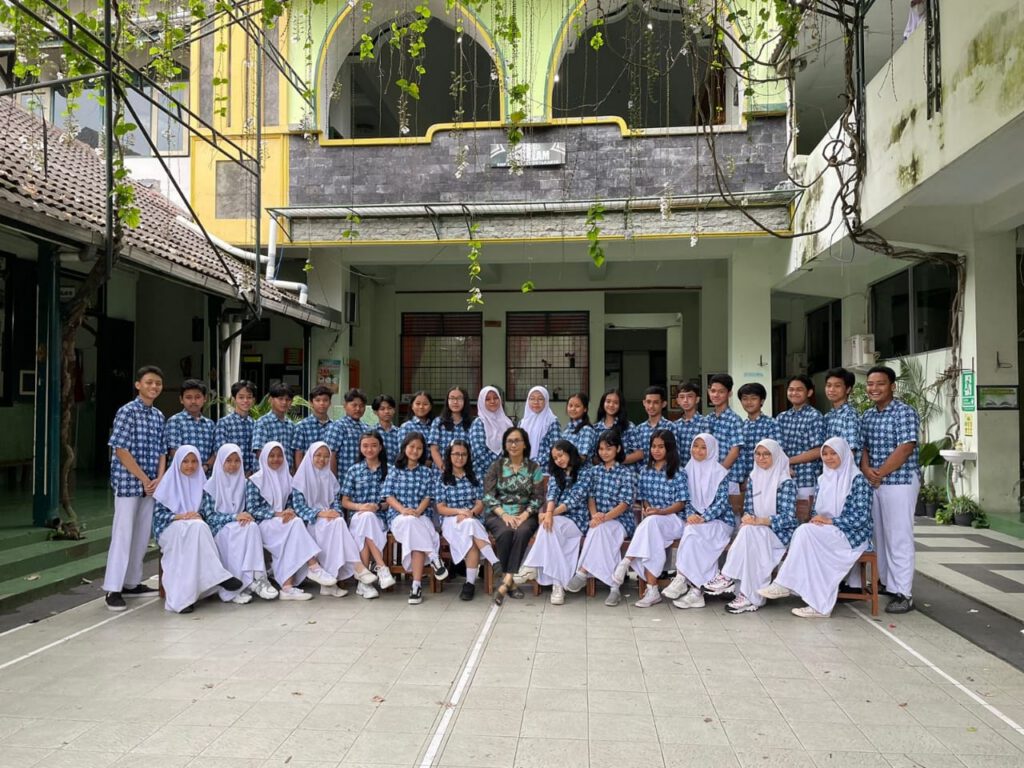 Foto bersama siswa berseragam putih biru di halaman sekolah
