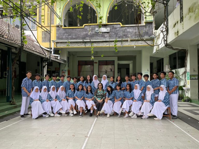 Foto bersama siswa berseragam putih biru di halaman sekolah