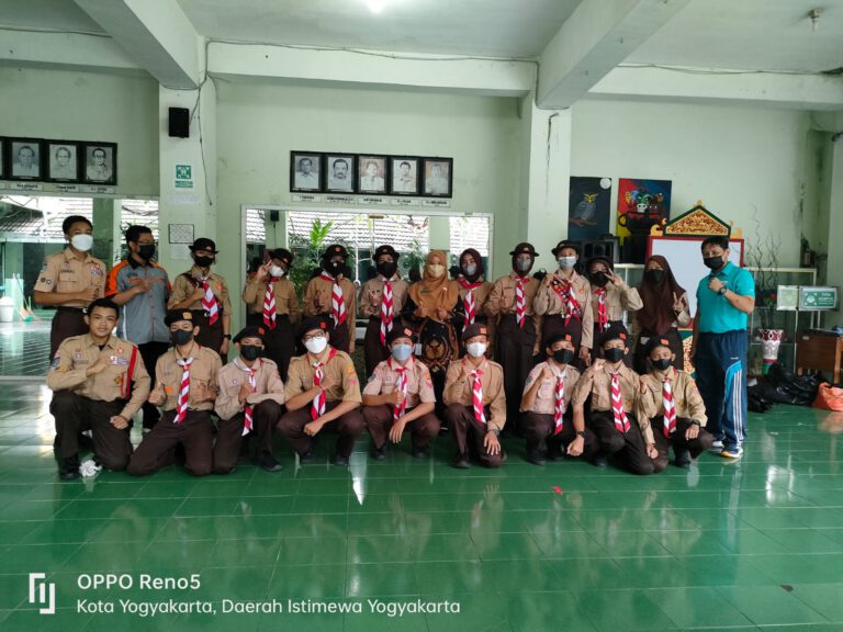 Foto bersama peserta kegiatan Pramuka di aula