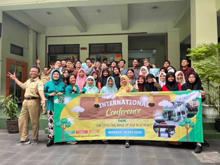 Foto bersama peserta konferensi di halaman sekolah